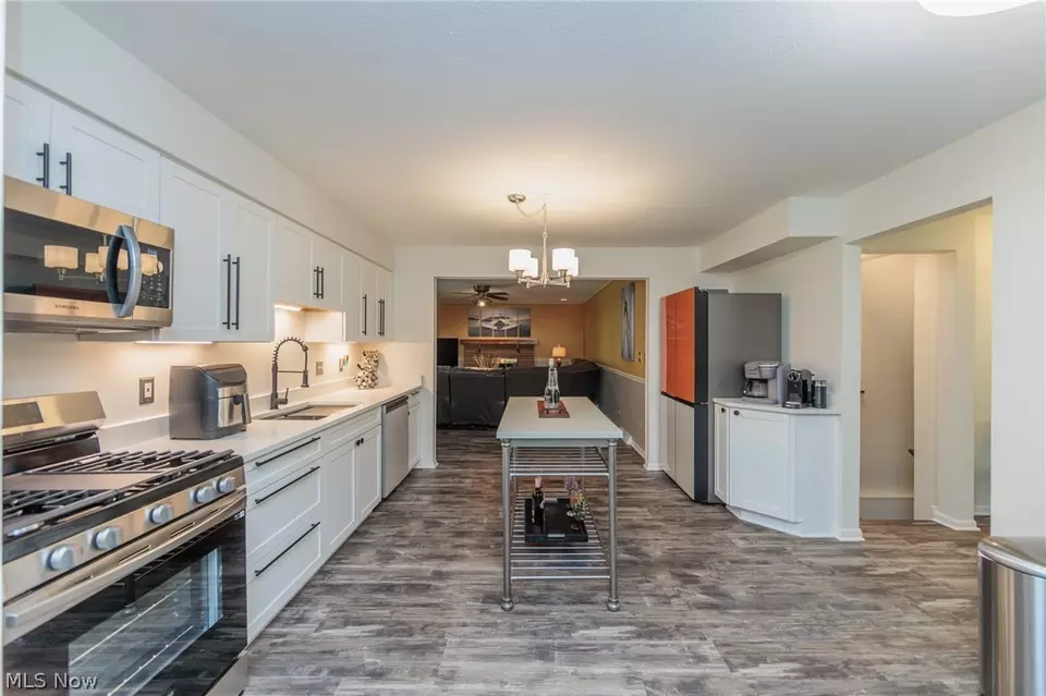 Kitchen - 6178 Carlyle Dr, Seven Hills, OH 44131 photo 2 of 4