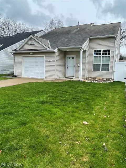 121 Euclid St, Elyria, OH 44035 photo 2