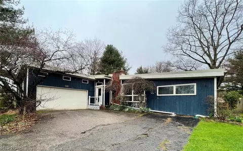 8479 Center St, Garrettsville, OH 44231