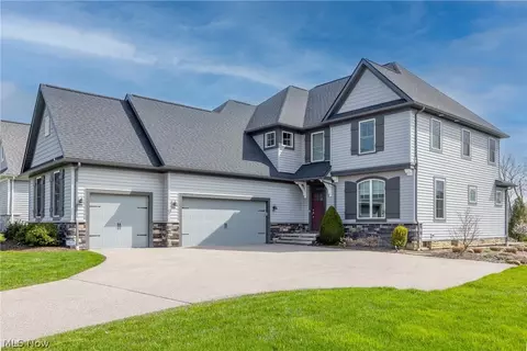 17567 Gates Landing Dr, Chagrin Falls, OH 44023