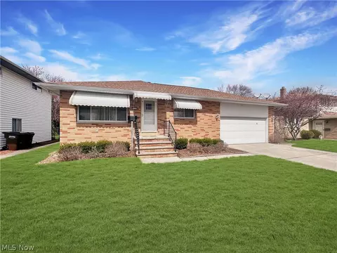 6702 Regency Dr, Parma, OH 44129