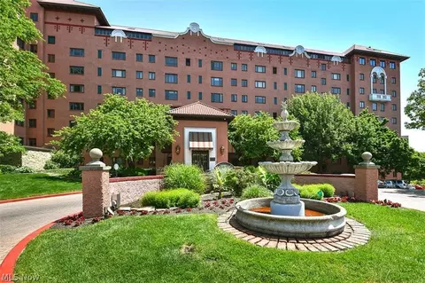 19000 Lake Rd #806, Rocky River, OH 44116