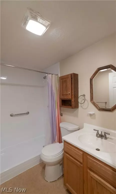 Bath - 139 E Lake Ct, Lagrange, OH 44050 photo 1 of 2