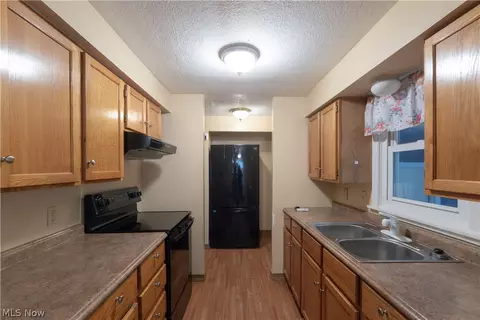 Kitchen - 139 E Lake Ct, Lagrange, OH 44050 photo 2 of 3