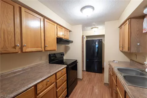 Kitchen - 139 E Lake Ct, Lagrange, OH 44050 photo 3 of 3