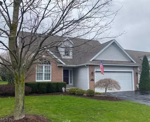 61 Lake Pointe Cir, Canfield, OH 44406