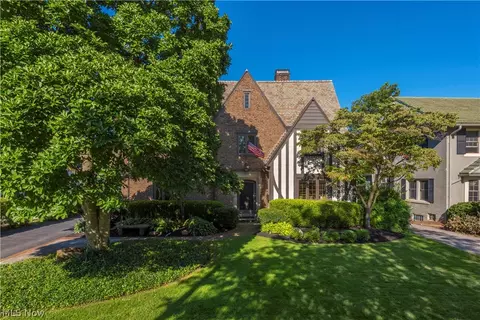 1050 Homewood Dr, Lakewood, OH 44107