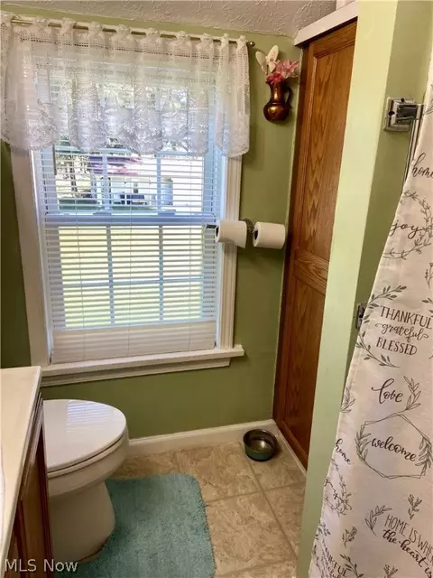 Bath - 6431 Austinburg Rd, Ashtabula, OH 44004 photo 2 of 3