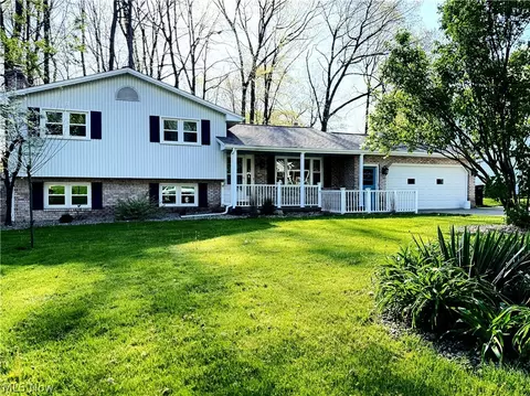 208 Eastwood Dr, New Middletown, OH 44442