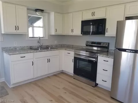 Kitchen - 1670 Breiding Rd, Akron, OH 44310 photo 3 of 4