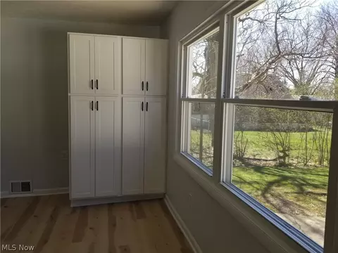 Entry Way - 1670 Breiding Rd, Akron, OH 44310 photo 2 of 3