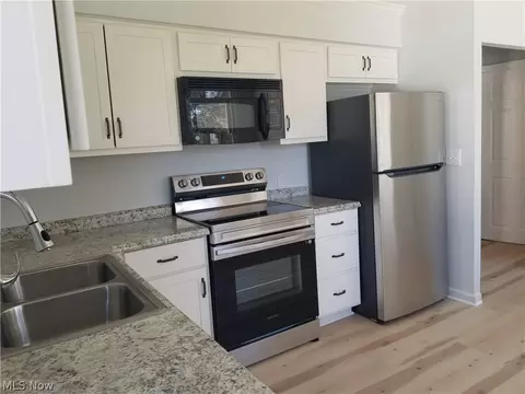 Kitchen - 1670 Breiding Rd, Akron, OH 44310 photo 2 of 4