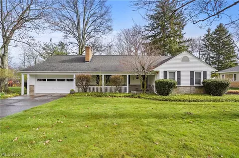 205 E Pioneer Trl, Aurora, OH 44202