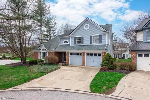 8 S Hampton Ct, Rocky River, OH 44116