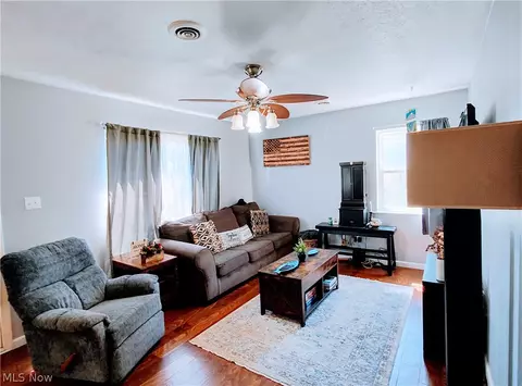 Living - 1870 Benjamin Rd, Madison, OH 44057 photo 2 of 5