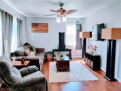 Living - 1870 Benjamin Rd, Madison, OH 44057 photo 3 of 5