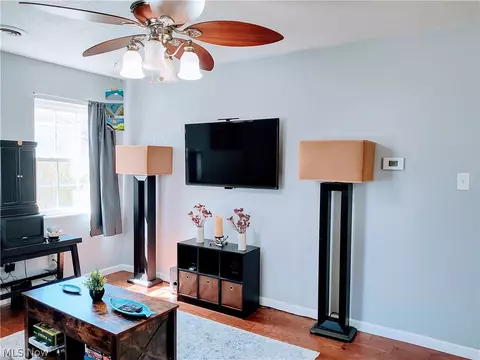 Living - 1870 Benjamin Rd, Madison, OH 44057 photo 4 of 5