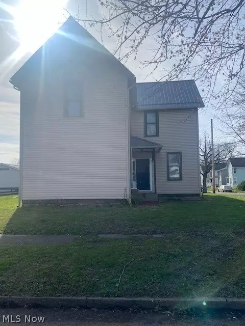 439 Elm St, Coshocton, OH 43812
