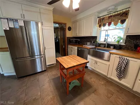Kitchen - 62 E Shore Blvd, Timberlake, OH 44095 photo 2 of 4
