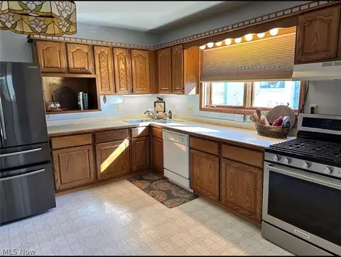 819 Thayer Ave, Ashtabula, OH 44004 photo 4