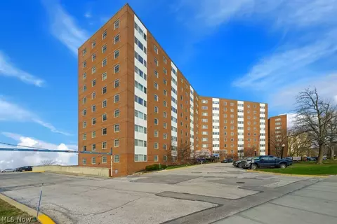11850 Edgewater Dr #802, Lakewood, OH 44107