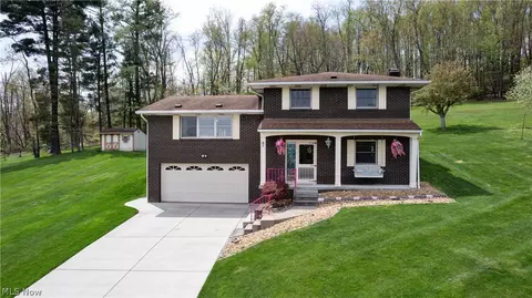 47 Sugar Ln, New Cumberland, WV 26047