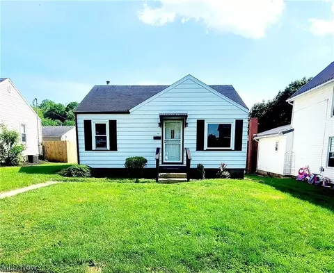 1547 Hay Ave, Coshocton, OH 43812