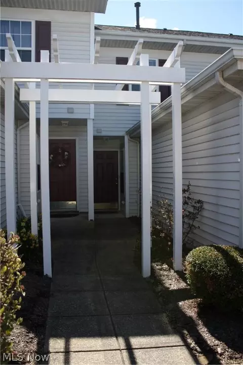15503 Oakshire Ct, Middleburg Heights, OH 44130