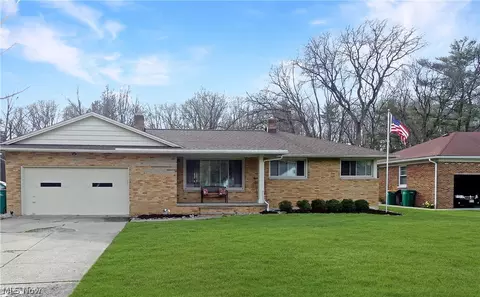 6510 Crossview Rd, Seven Hills, OH 44131