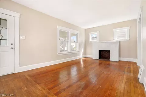 Living - 437 Kenyon Ave, Elyria, OH 44035 photo 1 of 3
