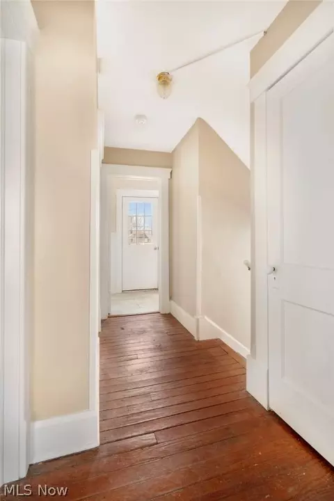 Entry Way - 437 Kenyon Ave, Elyria, OH 44035 photo 2 of 5