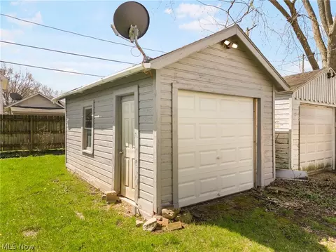 Exterior - 437 Kenyon Ave, Elyria, OH 44035 photo 7 of 8