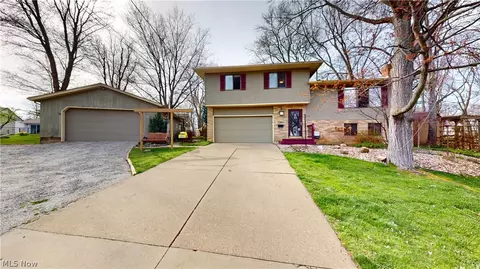 5488 Pinehill Dr, Mentor On The Lake, OH 44060