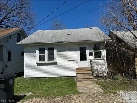 377 Lakeside Ct, Akron, OH 44301