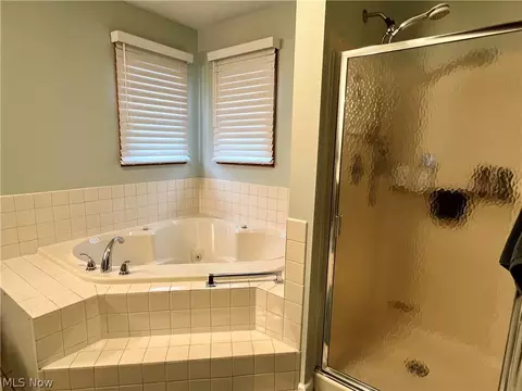 Bath - 2665 Robindale Ave, Akron, OH 44312 photo 2 of 6