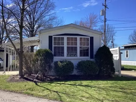 15 Flagler Dr, Olmsted Twp, OH 44138