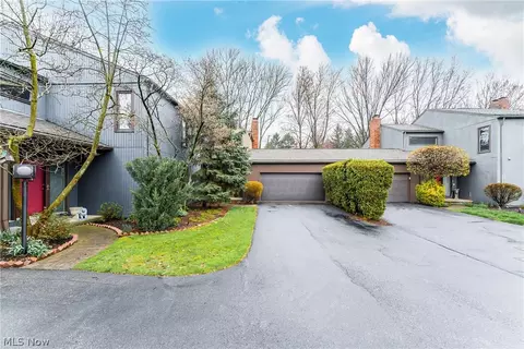 12 Oakshore Dr, Bratenahl, OH 44108