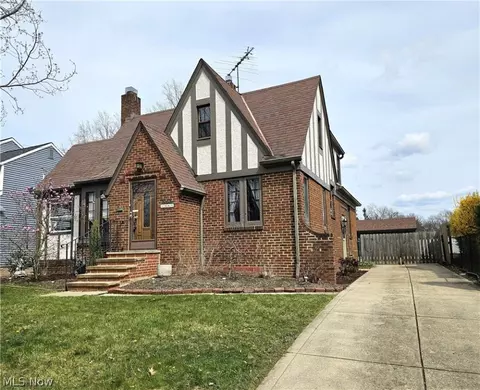 1267 Gordon Rd, Lyndhurst, OH 44124