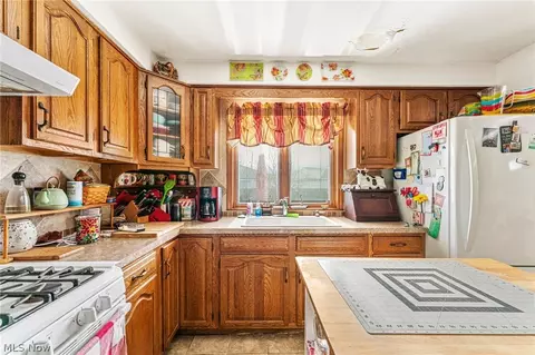 Kitchen - 2913 Werner Ct, Lorain, OH 44052 photo 2 of 3