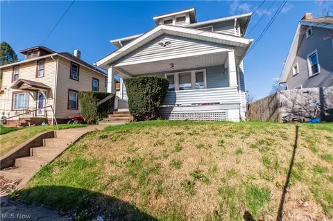 811 9th St NE, Massillon, OH 44646