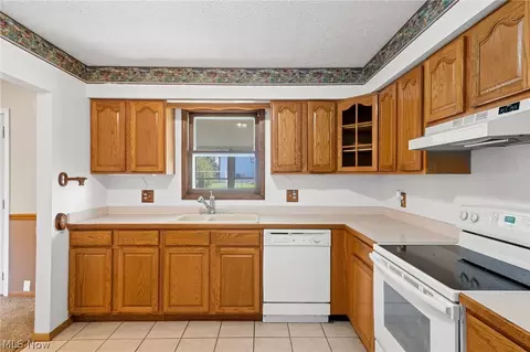 Kitchen - 373 Naples Dr, Elyria, OH 44035 photo 1 of 6
