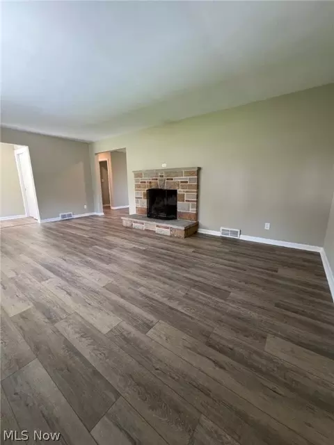 Living - 1067 Packard Dr, Akron, OH 44320 photo 2 of 5