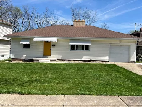 1067 Packard Dr, Akron, OH 44320