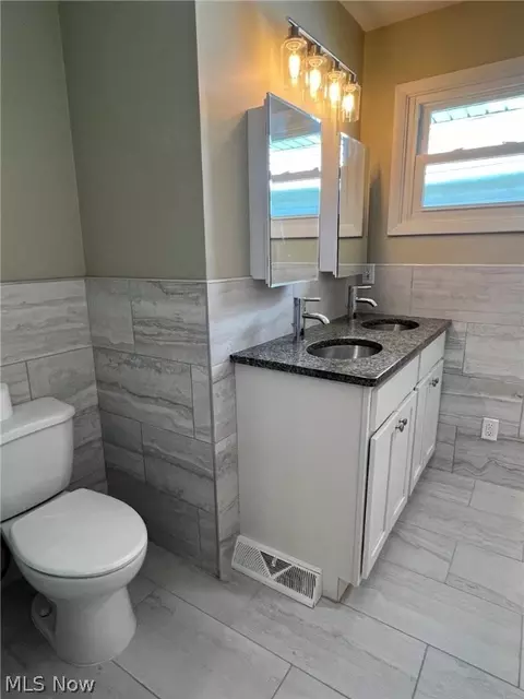 Bath - 1067 Packard Dr, Akron, OH 44320 photo 5 of 7