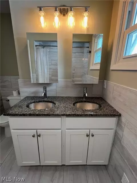 Bath - 1067 Packard Dr, Akron, OH 44320 photo 1 of 7
