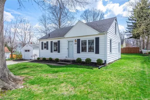 1528 Wayne St, Barberton, OH 44203