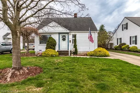 29720 Cresthaven Dr, Willowick, OH 44095