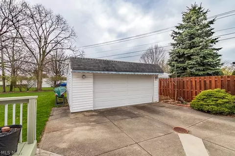 Exterior - 29720 Cresthaven Dr, Willowick, OH 44095 photo 12 of 14