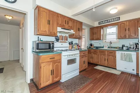 Kitchen - 29720 Cresthaven Dr, Willowick, OH 44095 photo 2 of 4