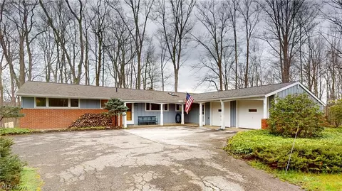 85 Skyline Dr, Chagrin Falls, OH 44022